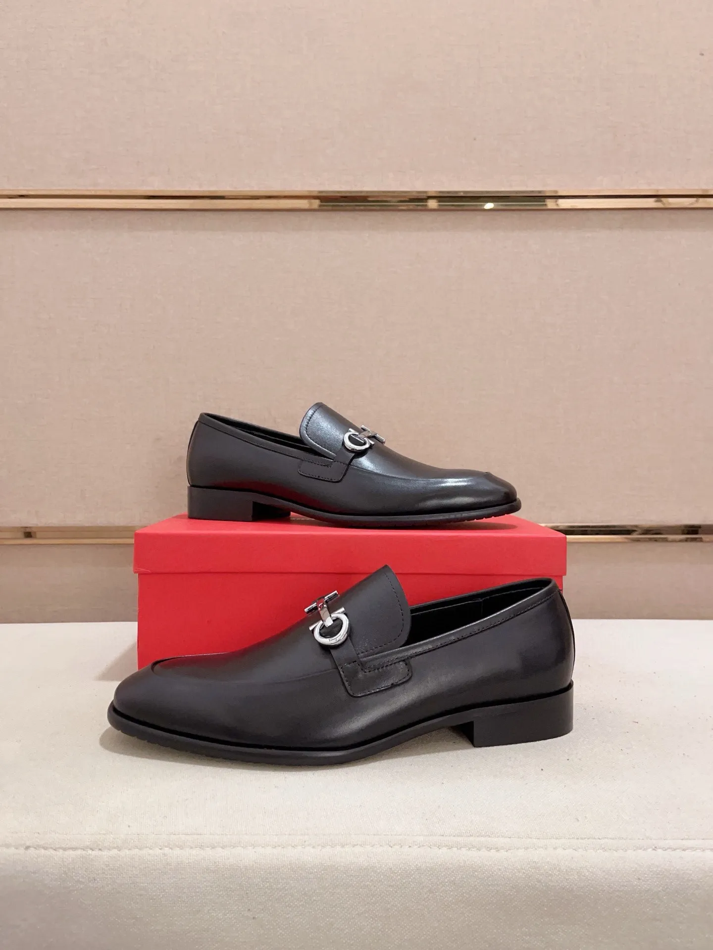 Men's shoes💰: 540💰 High version Ferragamo quality! 🆕🆕Exclusive hot-selling products in stock🔥🔥New products on the shelves, high-quality shoes, high-end driving shoes, with complete packaging! 💪 💪 Material: imported patented cowhide 🐂 + imported high-quality water-dyed cowhide lining + wear-resistant outsole 👍🏻👍🏻 Features: high-end and comfortable, purely handmade 🚀 🚀 Create the perfect shoes that suit you best 🔥 🔥 Size: (38-44) Can be customized 45 non-returnable!